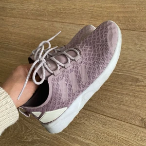 Adidas skor stl 38 - Använda max 10ggr så i nyskick. 