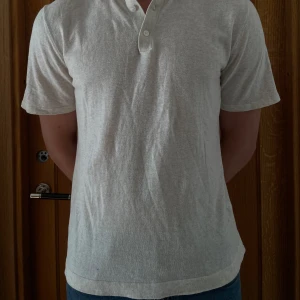 Linne piké  - Säljer denna sköna piké i storlek L men sitter mer som M. Har en annan liknade som jag använt istället så skick 9/10, bara skrynklig på bilden. Säljer för 149kr, har du frågor är det bara att skriva! 🤙