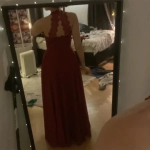 Balklänning  - Kom privat för fler bilder eller funderingar🌸 Pris går självklart att diskutera🌸 Tillkommer med en skjal att ha över axlar eller huvud i samma färg som klänningen.