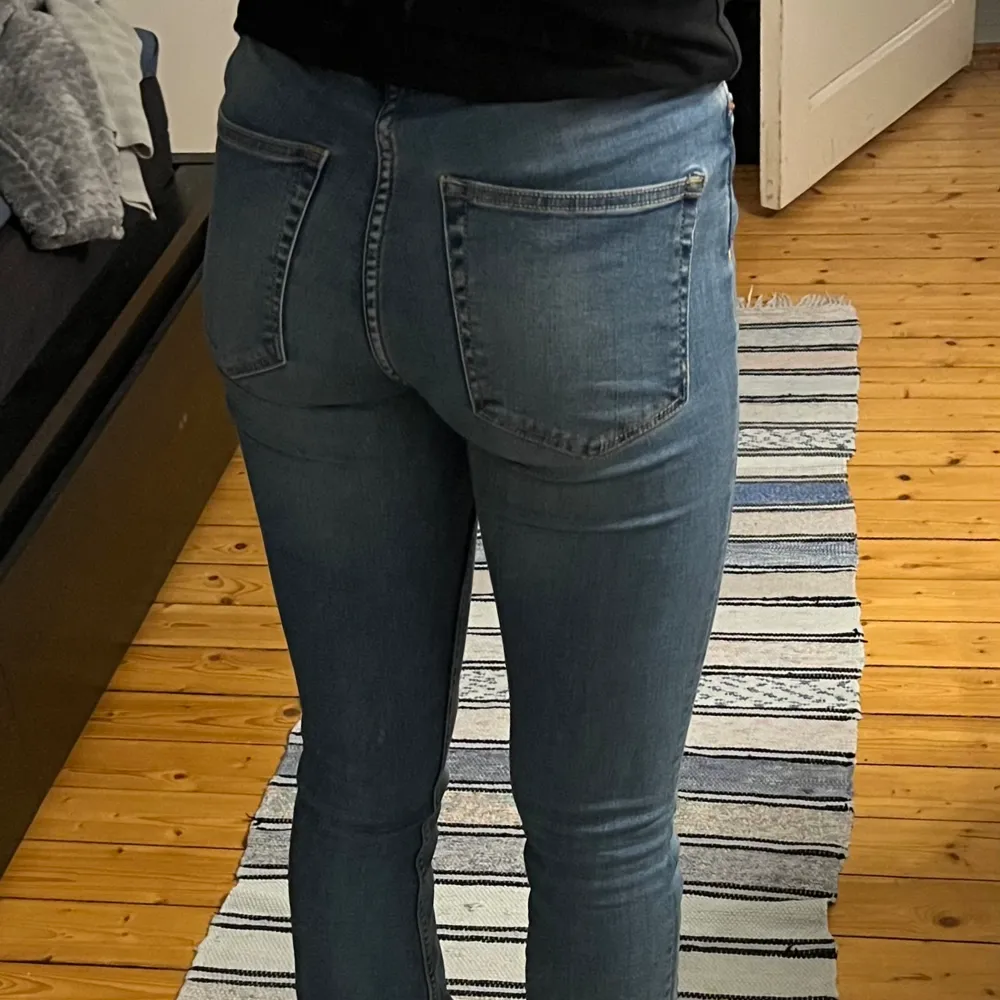 Blåa supersnygga bootcut jeans från Lager 157. Jättefint skick! Jag är 170cm lång som referens.. Jeans & Byxor.
