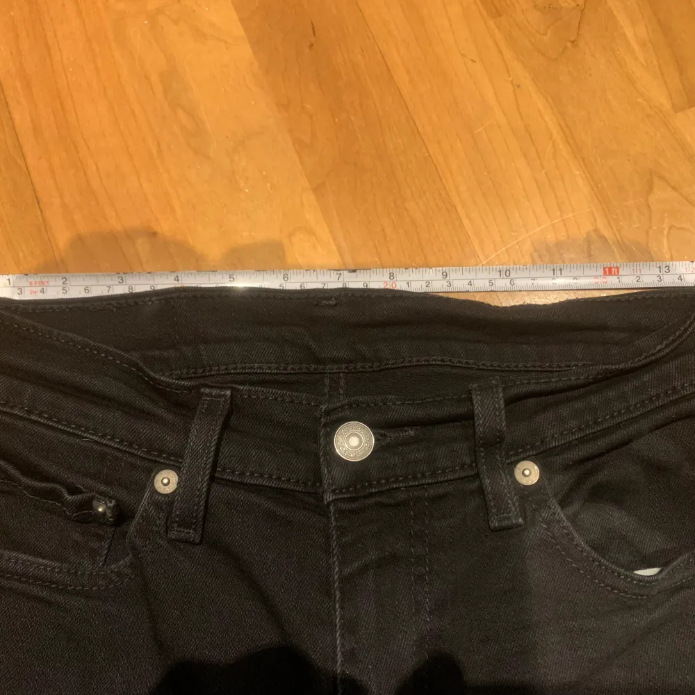 Snygga Levis byxor som knappt används p.ga att de är för små. Storlek 29x32. Se bilder för exakt längd och bredd. . Jeans & Byxor.