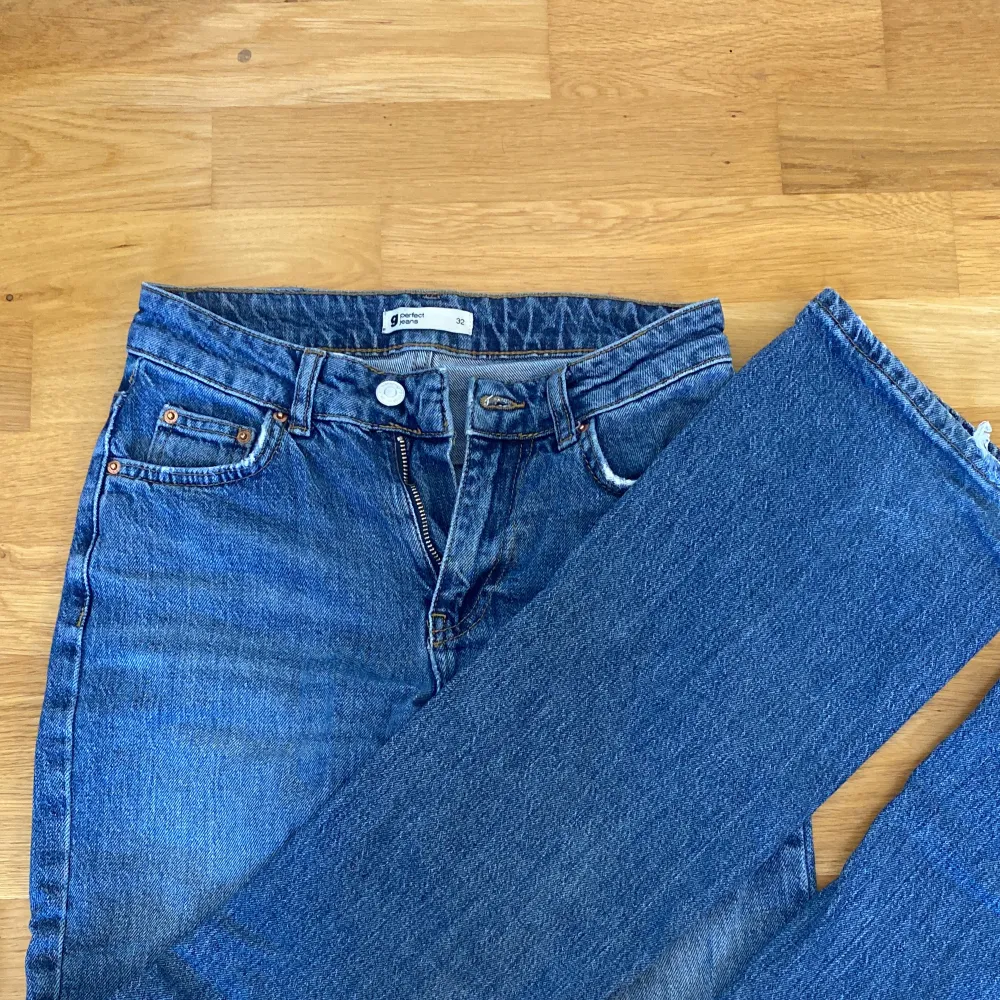 Lågmidjade Bootcut jeans från GinaTricot, storlek 32 nyskick som tyvärr blivit försmå🤍. Jeans & Byxor.