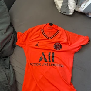 Psg  - Psg t shirt passar perfekt inför sommaren 