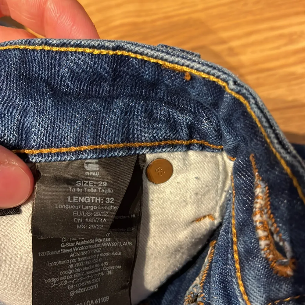 Säljer dessa riktigt feta Gstar jeansen i storlek 29-32 i modellen 3301-Slim tapered. Grymt bra skick nästan som nya utan någon defekt. Nypris 1400 mitt pris endast 399kr. Kom pm vid fler frågor eller fler bilder på byxorna . Jeans & Byxor.