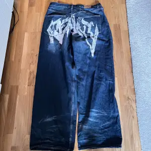 Baggy jeans Weekday som inte säljs längre skriv om frågor print på baksidan 