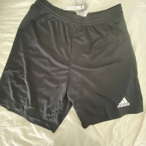 Adidas shorts - Svarta adidas shorts. Aldrig använda. Pris kan diskuteras