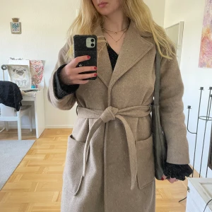 MSCH Copenhagen kappa - I gott skick, använd några gånger. Storlek XS/S står det i kappan, mer åt S men funkar till båda. Mycket bra och hållbar kvalite. Kan användas till höst/vinter/ tidig vår