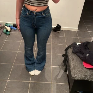 Pull &Bear Jeans - Säljer de här gulliga Pull&Bear jeansen💕strl S. Dem är i bra skick använd fåtal gånger. Skriv till mig om du har några frågor!💕