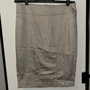 H&M kjol  - En fin kjol från H&m som har en dragkedja där bak!