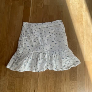 Kjol - Fin kjol från NA-KD, säljer då den inte kommer till användning💗