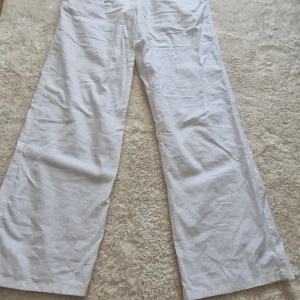 Linnebyxor - Fina vita linnebyxor från gina young, använda fåtal gåmger. Säljer pga av att dem är för korta för mig jag är 170 ungefär😇👌🏻