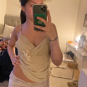 Fest y2k topp - Säljer den snyggaste 2000s toppen pga att den inte kommer till användning. Köpt på second hand. Bandet är lite sönder men inget som syns mycket.💛