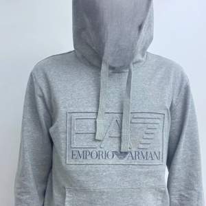 Tjena, säljer denna Emporio Armani hoodie då jag inte använder den alls, skicket är 10/10 och har inga defekter alls, scan finns  Endast seriösa köpare!!!