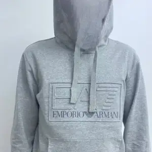 Tjena, säljer denna Emporio Armani hoodie då jag inte använder den alls, skicket är 10/10 och har inga defekter alls, scan finns  Endast seriösa köpare!!!