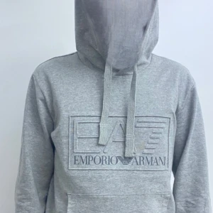 Armani hoodie - Tjena, säljer denna Emporio Armani hoodie då jag inte använder den alls, skicket är 10/10 och har inga defekter alls, scan finns  Endast seriösa köpare!!!