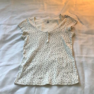 Söt topp - Tröja från brandy Melville med jättemånga söta detaljer💞 knappt använd och den är i one-size men skulle säga att den passar XS-S. Kom privat för frakt, och hela betalningen sker via swish!!