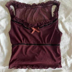 vinröd topp - supergullig vinröd topp (har lite genomskinligt material!!)