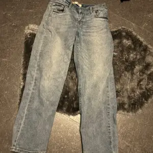 Ett par loose taper Levis jeans som köptes på kidsbrandstore för 600 kr. Dem är i bra skick.