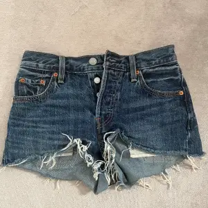 Jeans shorts från Levis som är för små och kommer därför inte till användning 