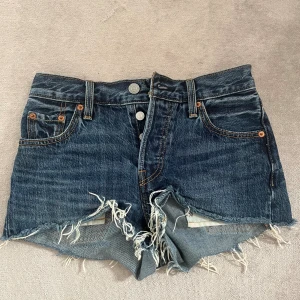 Jeans shorts  - Jeans shorts från Levis som är för små och kommer därför inte till användning 