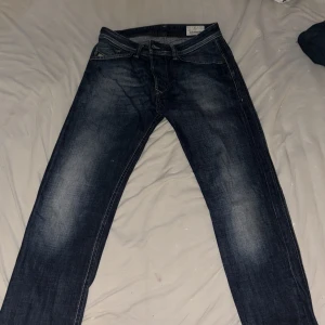 Diesel jeans  - Snygga y2k diesel jeans i skit bra skick! Säljer billigt och snabbt, kan sänka lite i pris vid snabbt eller direkt köp!dom är w28 L 32