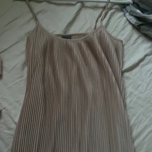 Ribbat linne beige - Så snyggt ribbat beige/rosa linne! Storlek 36 men passar större och mindre också. Köpt second hand men i helt nytt skick och aldrig använd av mig, så fin verkligen. Pris går som vanligt att diskutera då allt bara ska bort🥰