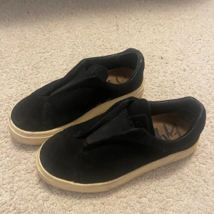 Svarta eytys - Bra skick men är använda, därför inte helt vit på sulan. köpte här på Plick men råkade köpa fel storlek och därför säljer vidare, öppen att byta mot storlek 38💕