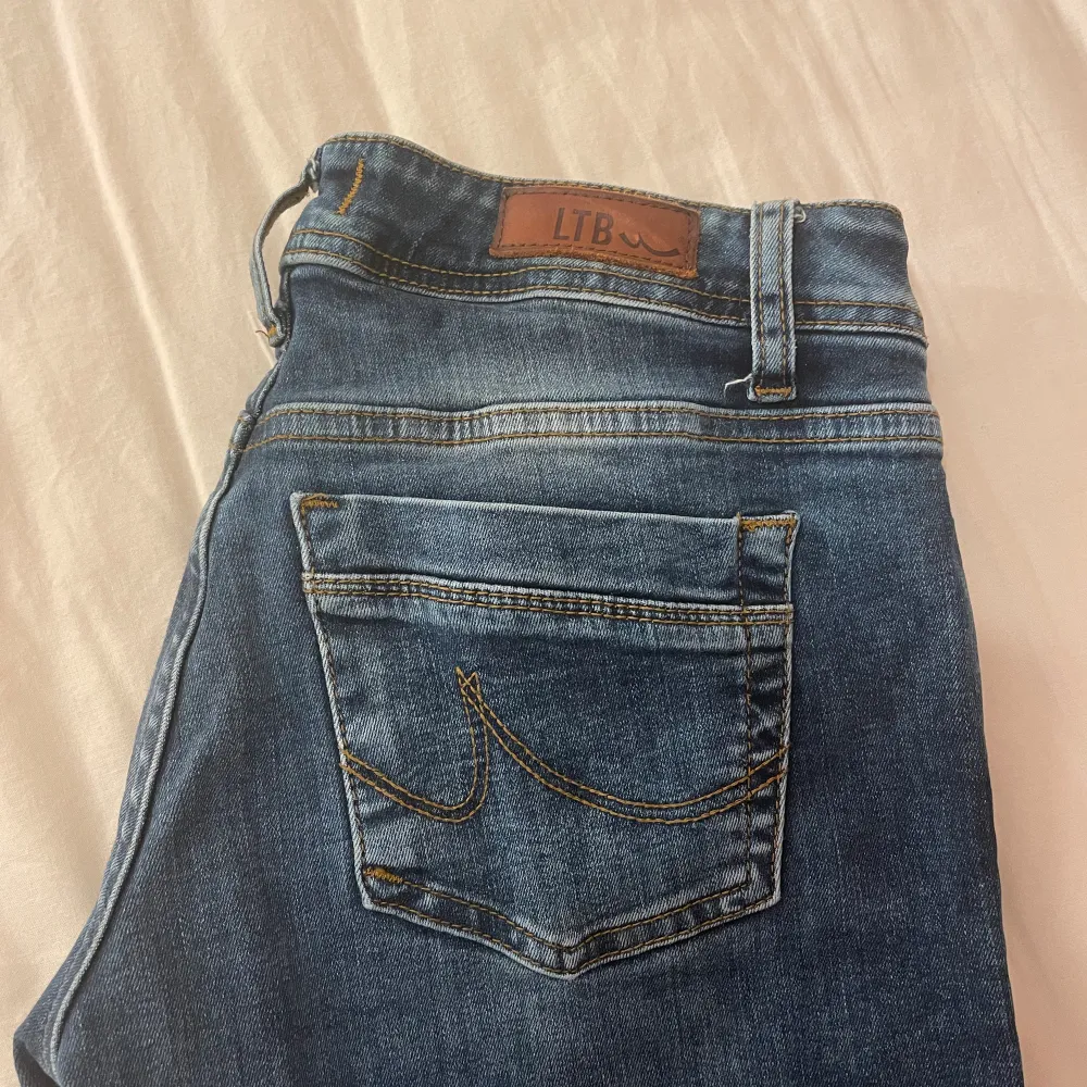 Säljer ett par blåa lågmidjade jeans från LTB då de har blivit lite för små för mig. De är i storlek 26x32. De har används en del men ser inte slitna ut alls. För referens är jag 166 cm lång.. Jeans & Byxor.