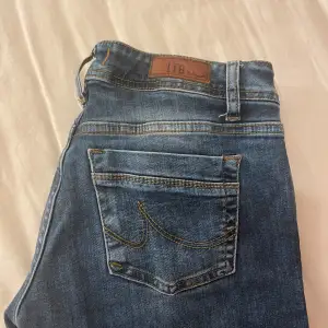 Säljer ett par blåa lågmidjade jeans från LTB då de har blivit lite för små för mig. De är i storlek 26x32. De har används en del men ser inte slitna ut alls. För referens är jag 166 cm lång.
