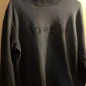 En Moncler sweatshirt är använd men är i jätte bra skick nästan som helt ny skulle jag säga 