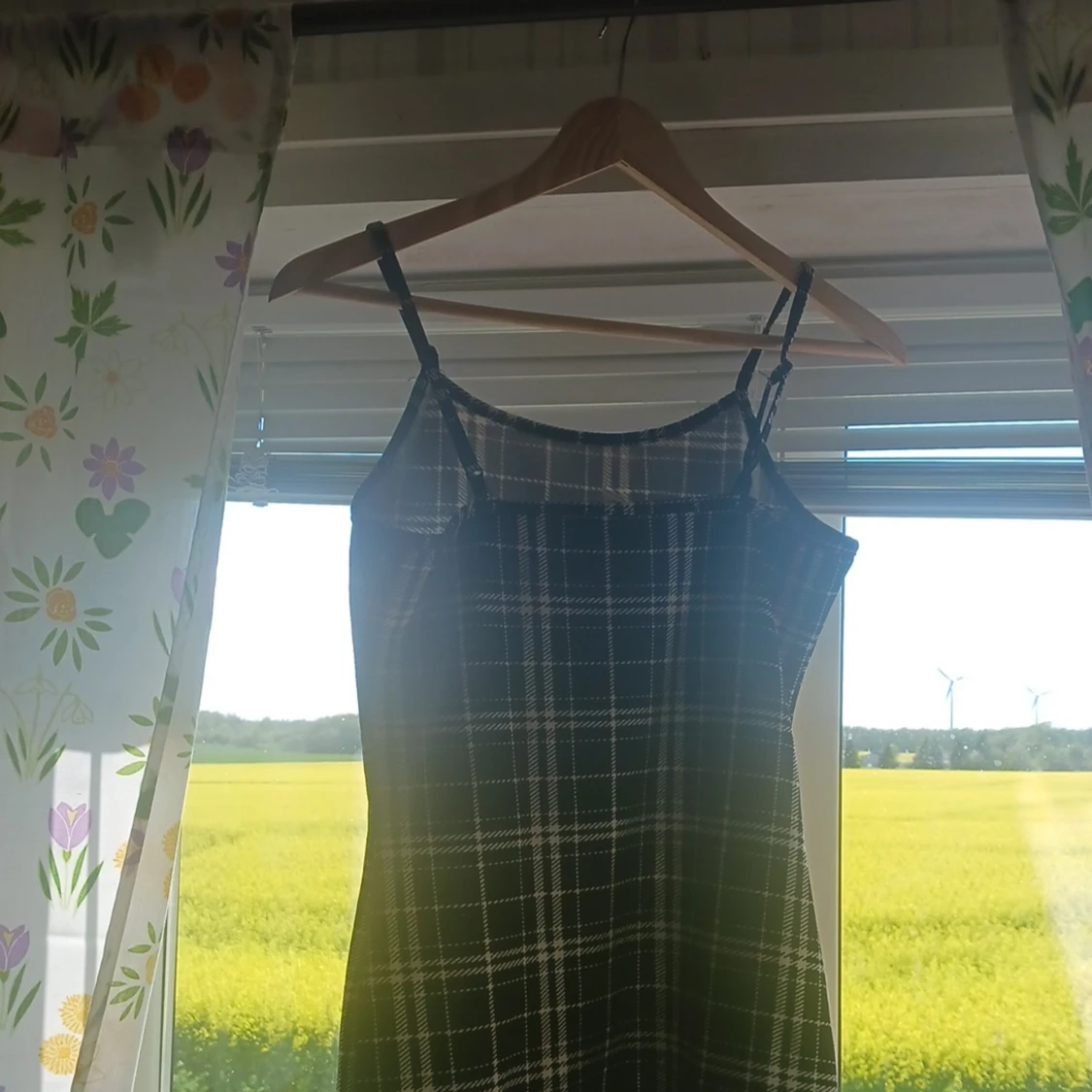 Svart rutig klänning passar perfekt till sommaren - 90