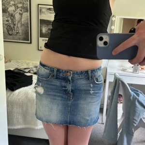 Jeans kjol  - Super snygg, midjemåttet: 39 cm längd: 30❤️ jag är 173💕💕 står storlek 34 men skulle säga mer en 36