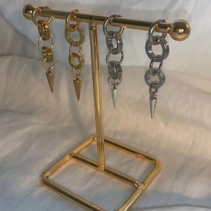 Örhängen  - Jättefina egen gjorda örhängen.  Köp för 99kr/st  Eller  179kr/par  Modell 099