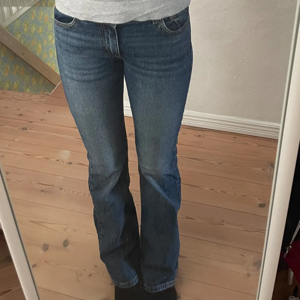 Snygga blå Low Waits bootcut jeans från Junkyard. Strl S och passar mig som är 168 cm. Inga defekter. Köpta för 599. Jeans & Byxor.