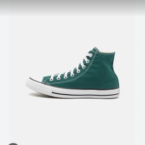 Gröna Converse  - Säljer vidare knappt använda converse i färgen dragon scale, eftersom att de är för små för mig. I storlek 37,5. Fanns inga skosnören på dem när jag köpte den här på Plick, så kan köpa nya skosnören om det önskas ❤️