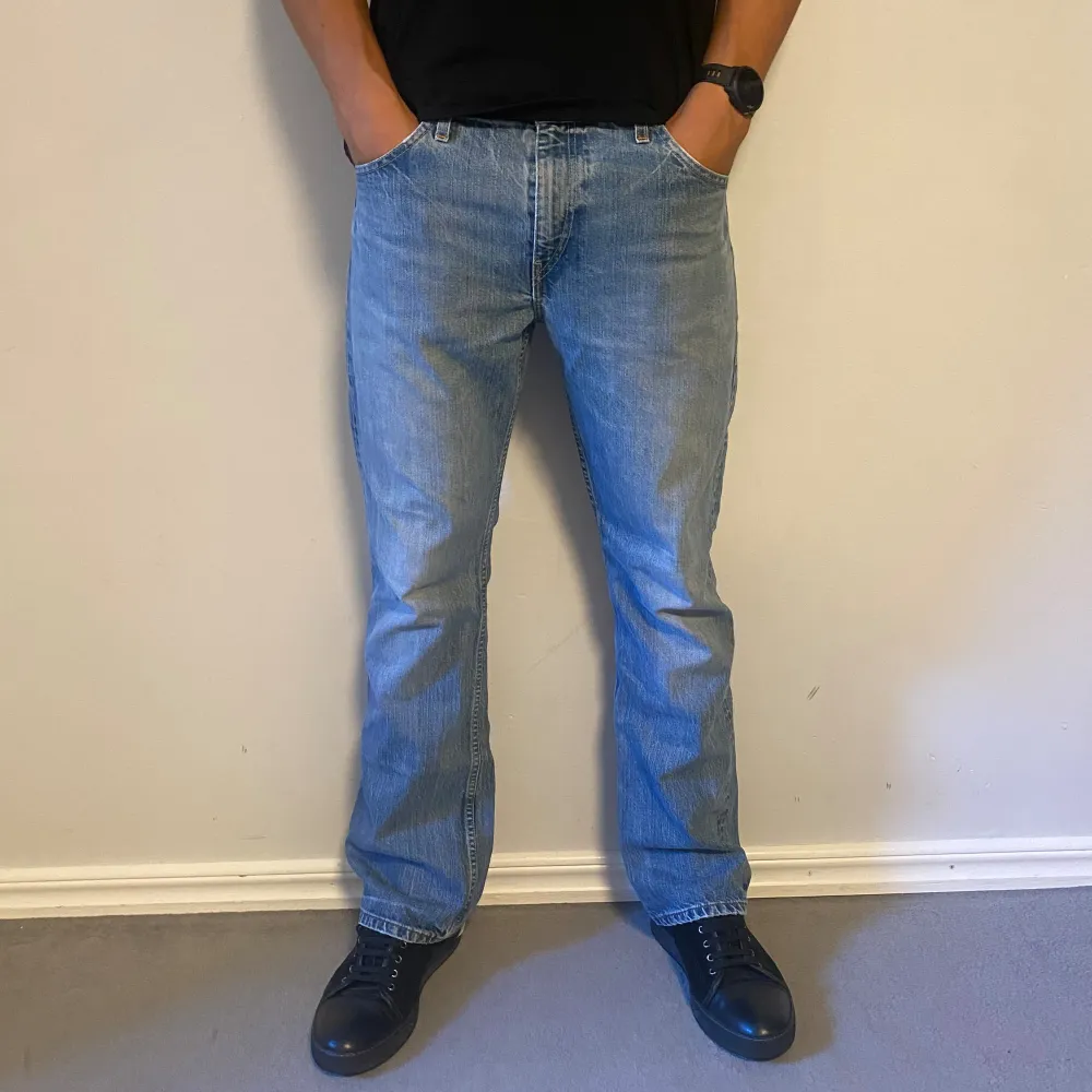 Hej! Vi säljer nu dessa Levis 537. Jeansen är i toppskick 10/10. Modellen är 188 och väger 83. Hör av dig vid frågor! . Jeans & Byxor.