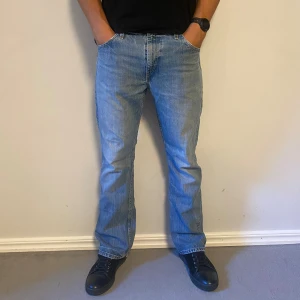 Levis jeans  - Hej! Vi säljer nu dessa Levis 537. Jeansen är i toppskick 10/10. Modellen är 188 och väger 83. Hör av dig vid frågor! 