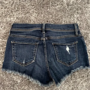 Jeansshorts  - Superfina jeansshorts som knappt är använda. I storlek w24 (motsvarar xs/xxs). Hör av vid fler frågor eller funderingar🫶🏼🫶🏼