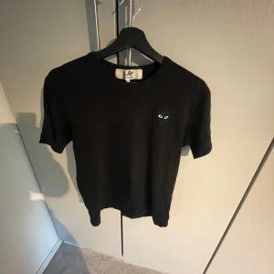COMME des CARCONS t- shirt - Hej säljer cdg t shirt i storlek S och självklart äkta! Hör av er vid fler bilder eller frågor 