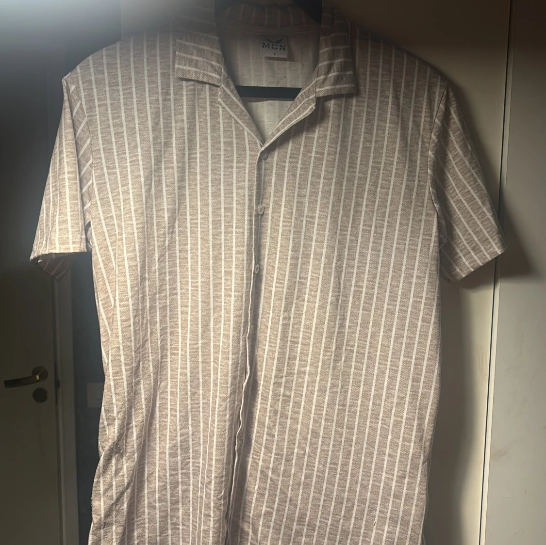 Beige och vit randig skjorta