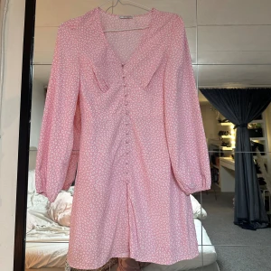 Känning ifrån Nelly! - Supersöt rosamönstrad klänning ifrån Nelly, använd 2 gånger!💗🌸 