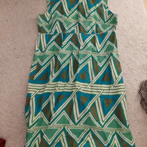Klänning  - Mönstrad klänning, grön blå o vit, från Indiska, storlek M, fint skick!