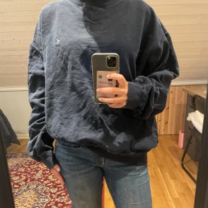Skater sweatshirt  - Jättesnygg marinblå sweatshirt med en segelbåt på, lite mer åt skaterstilen. Storlek L men om man vill ha den oversized passar den S och M. Gott skick 💙hittar dock ingen lapp om vart den är ifrån