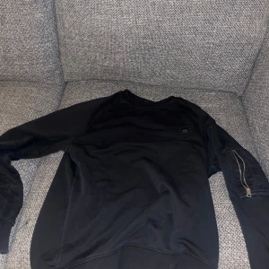 Alpha industries hoodie str M - Hej, en nästa heltny hoodie har aldrig blivit använd så jag skulle säga att den har toppen skick! Det är bara att skriva om ni har några frågor.