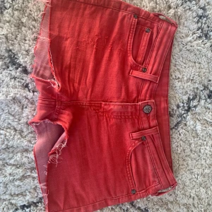  Low waist shorts - Jättesnygga shorts som är otroligt sköna⭐️säljer pga att dem tyvärr har blivit för små för mig🥲dem är i storlek xs-s och är low waist🤍