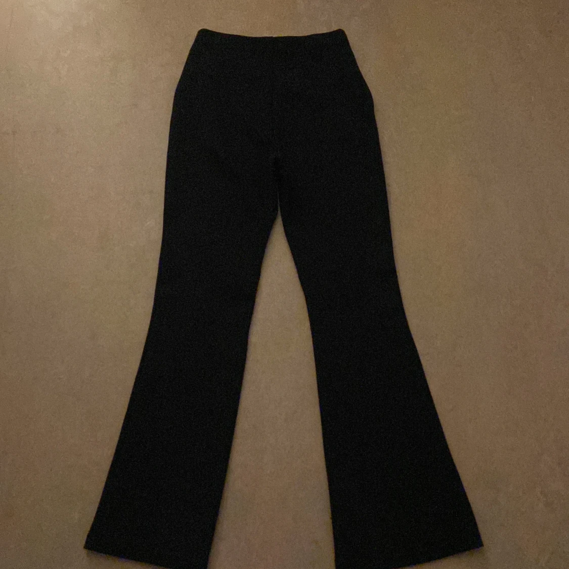Ett par svarta byxor  - 90