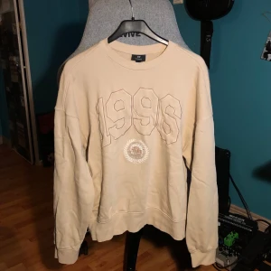 Sweatshirt - Beige sweatshirt från H&M🙌 Nyskick. Endast använd tre gånger. Oversized fit.