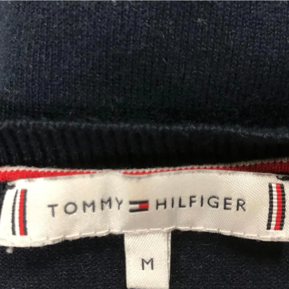 En elegant och stilren mörkblå kofta från Tommy Hilfiger. Bra skick, endast använd ett fåtal gånger. Tröjor & Koftor.