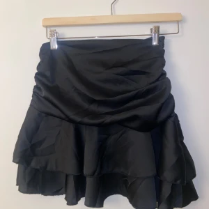 Svart kjol/topp - En svart satin kjol som även kan användas som en topp💕