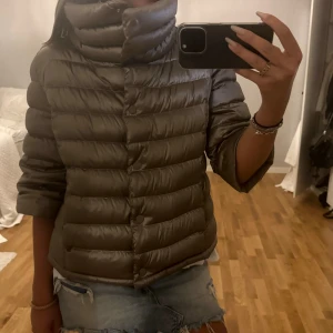 Herno liknande jacka INTRESSEKOLL -  INTRESSEKOLL på denna snygga hernoliknande jacka från ett italienskt märke. Nypris är runt 3000 kr och jag vill inte släppa den för billigt då det är en av mina favoritjackor. Grå/brun färg! Långt ifrån säker på att jag vill sälja men kom med bud🫶 